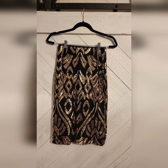 Woman's Black & Gold Sequinned Skirt - Picture 1 of 2